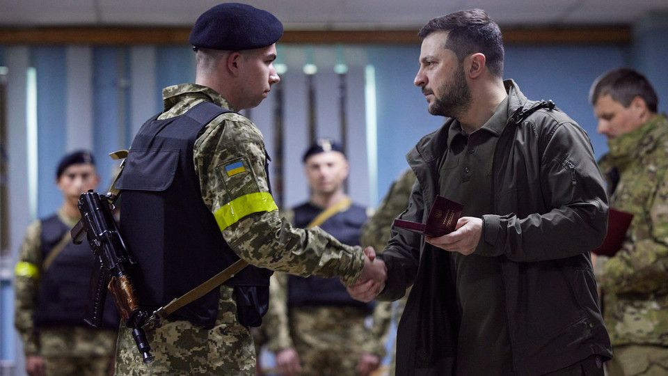 La visita di Zelensky alle truppe ucraine a Kharkiv