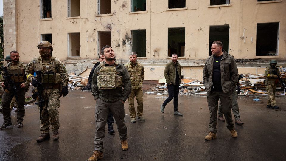 La visita di Zelensky alle truppe ucraine a Kharkiv