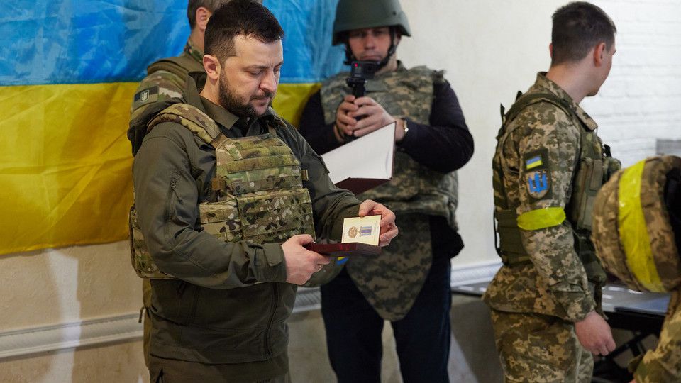 La visita di Zelensky alle truppe ucraine a Kharkiv