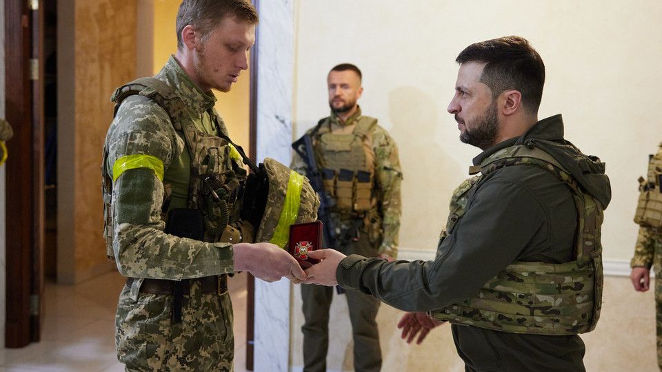 La visita di Zelensky alle truppe ucraine a Kharkiv