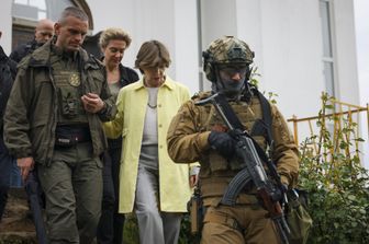 La ministra degli Esteri francese, Catherine Colonna, a Bucha