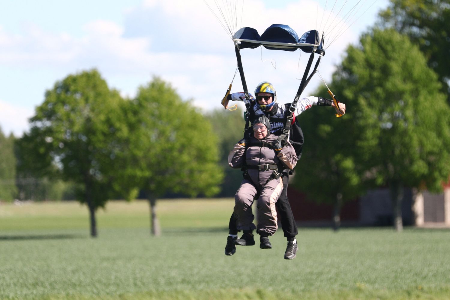 Rut Larsson atterra dopo la sua impresa da record