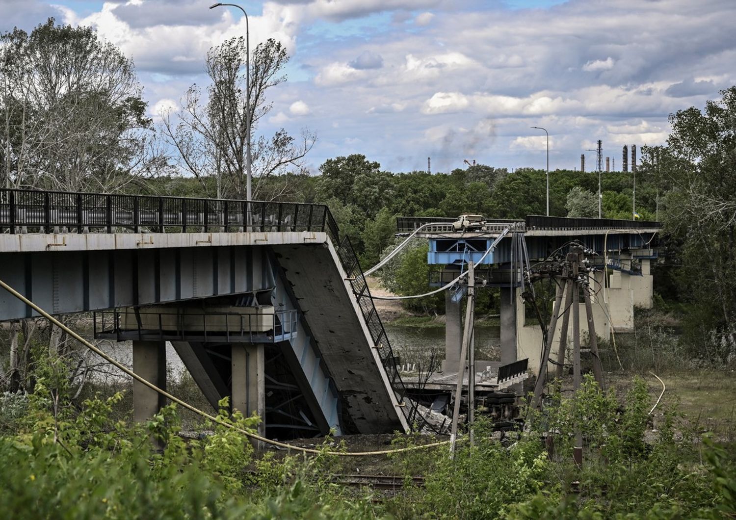 Un ponte distrutto vicino a Severodonetsk