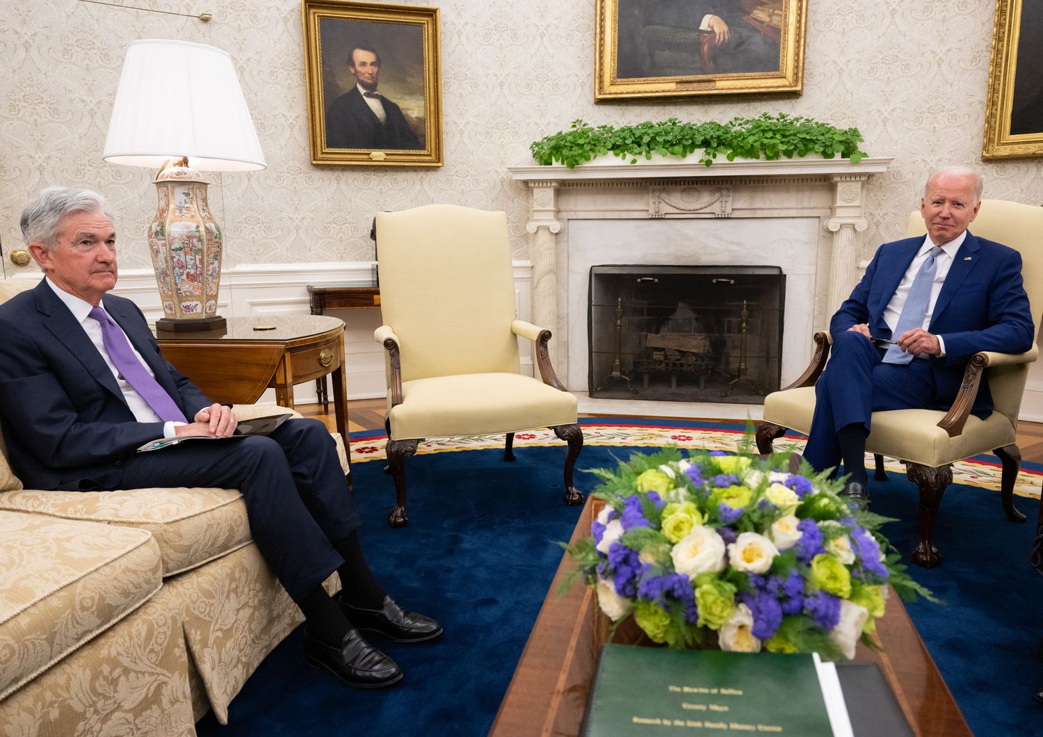 Il president Usa Joe Biden e il numero uno della Fed Jerome Powell&nbsp;