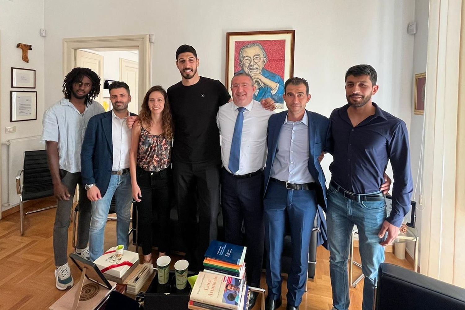 Il campione dell'Nba Enes Kanter in visita alla cooperativa Auxilium &nbsp;