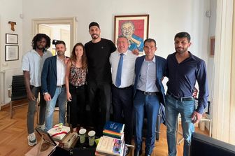 Il campione dell'Nba Enes Kanter in visita alla cooperativa Auxilium &nbsp;