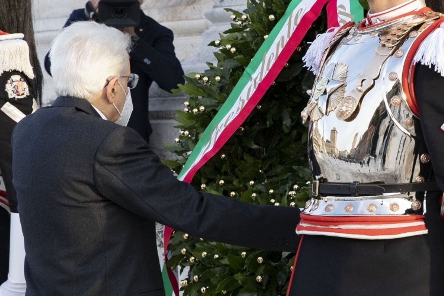 L'omaggio di Mattarella alla tomba del Milite Ignoto