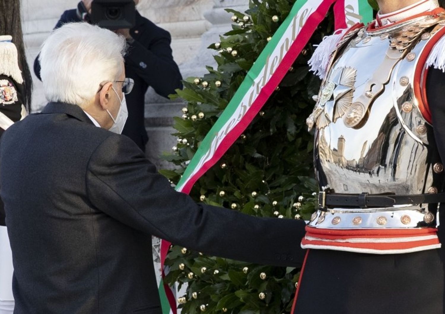 L'omaggio di Mattarella alla tomba del Milite Ignoto