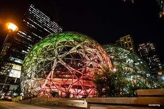 Una delle sfere del quartier generale di Amazon a Seattle illuminato con il tricolore per la Festa della Repubblica
