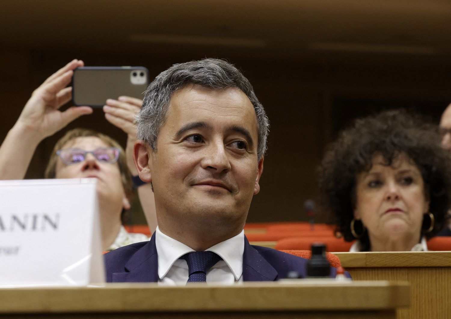 Il ministro dell'Interno Gerald Darmanin risponde in Parlamento sui disordini alla finale di Champions League