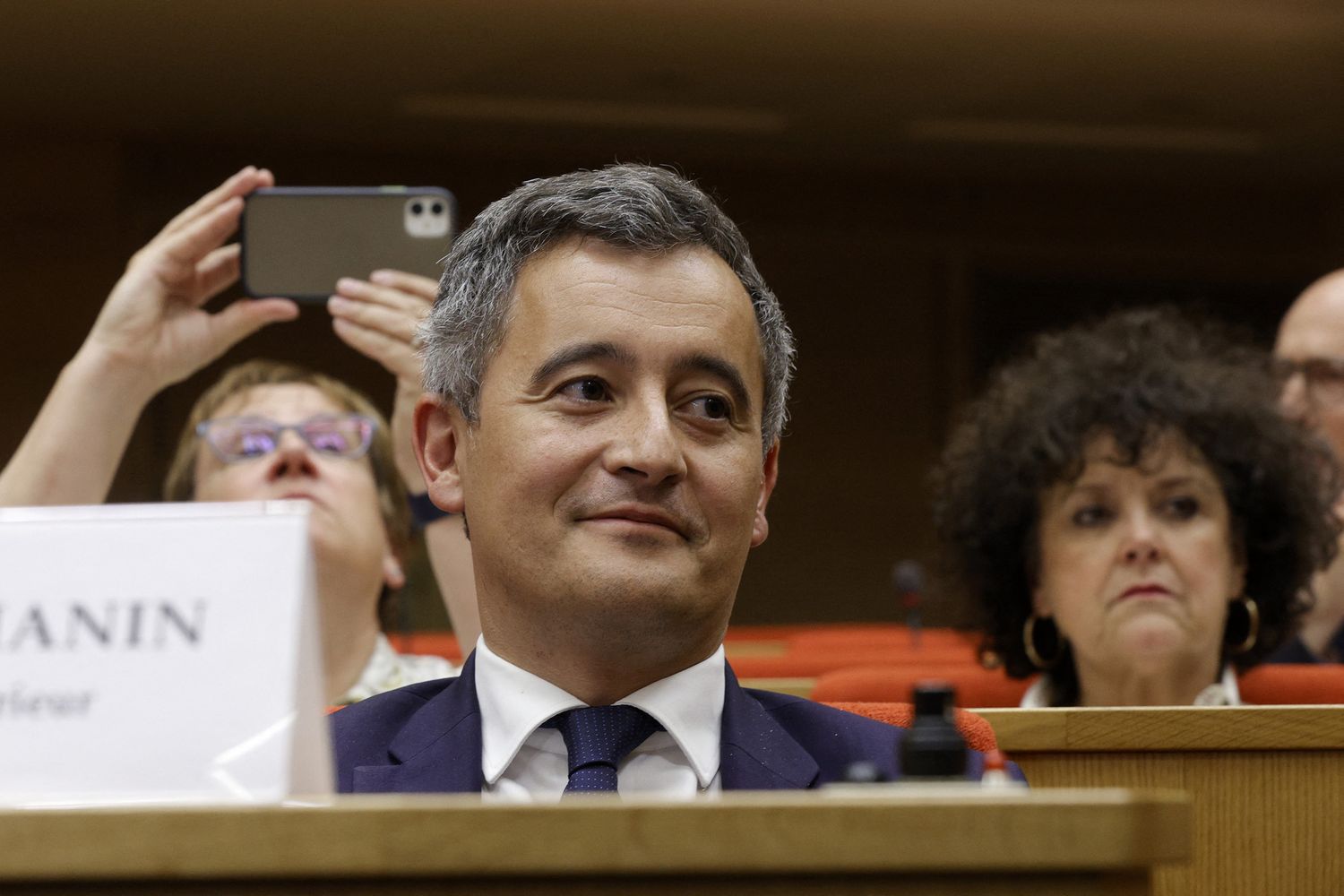 Il ministro dell'Interno Gerald Darmanin risponde in Parlamento sui disordini alla finale di Champions League