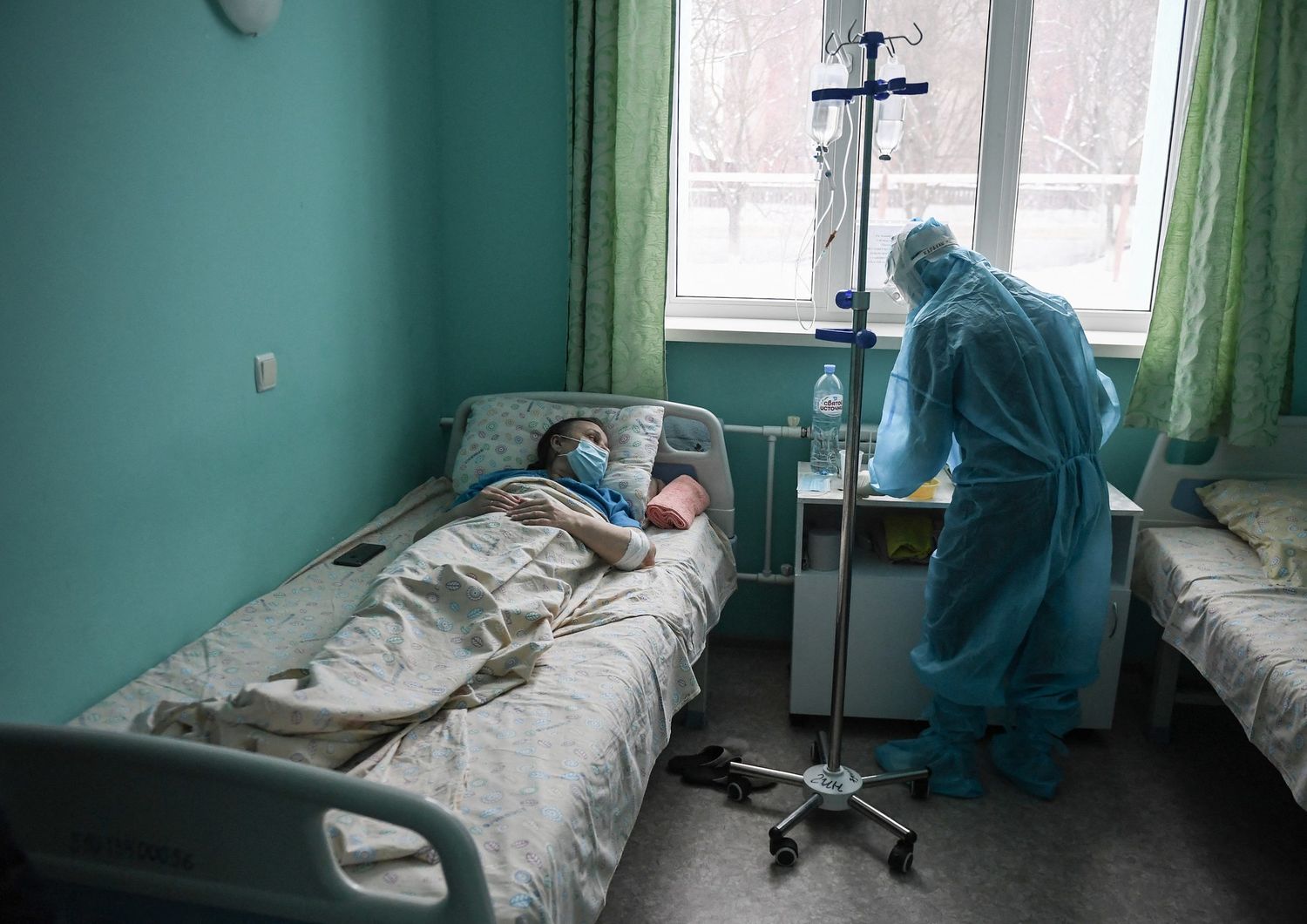 Больница ковид москва. Тяжелобольных в москве. Лежачий больной в самолете. Сиделка за лежачими больными. Такси для лежачих больных москва.