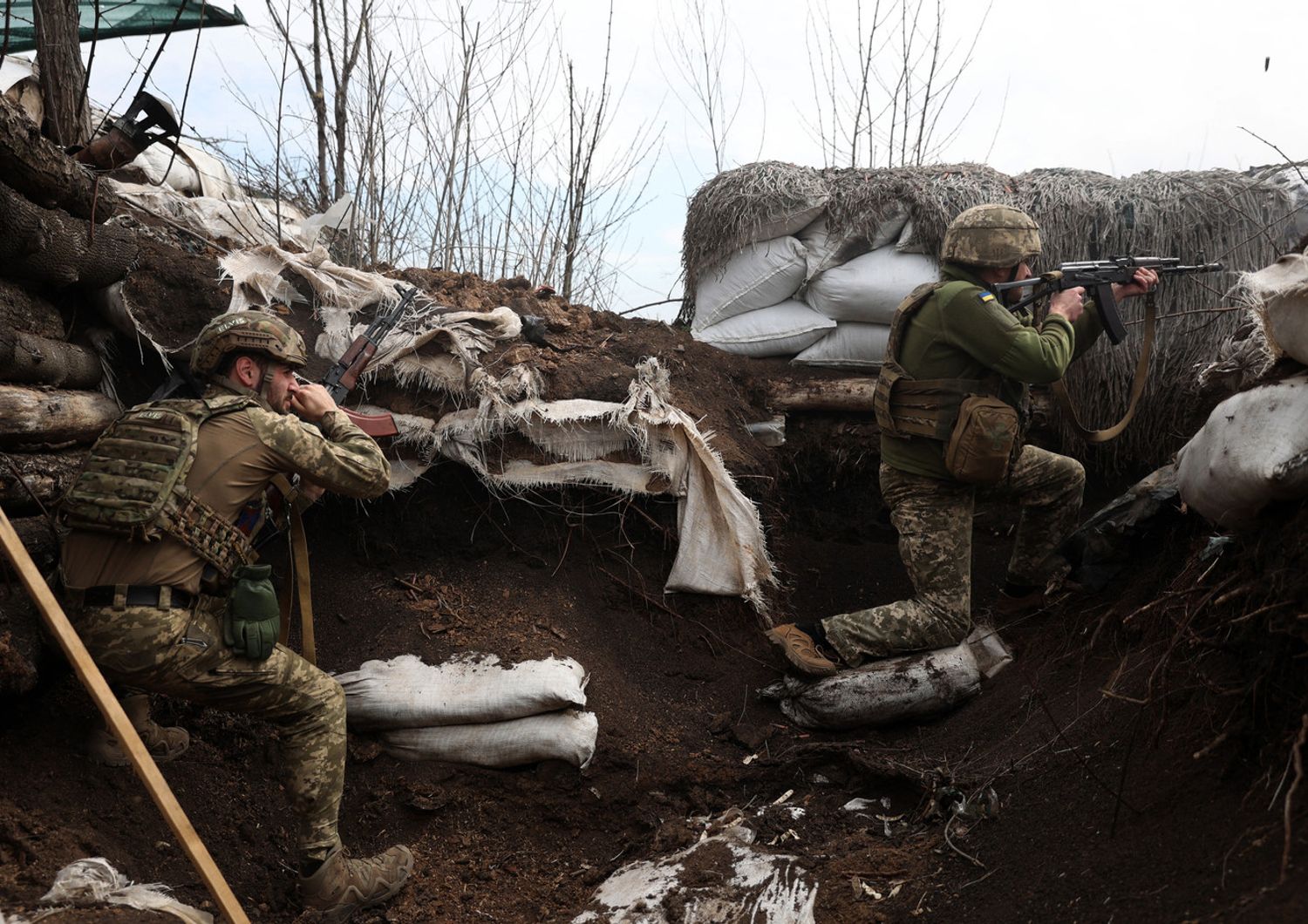 Soldati ucraini in una trincea nella regione di Lugansk