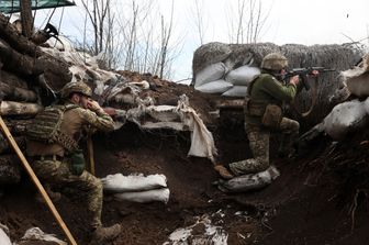 Soldati ucraini in una trincea nella regione di Lugansk
