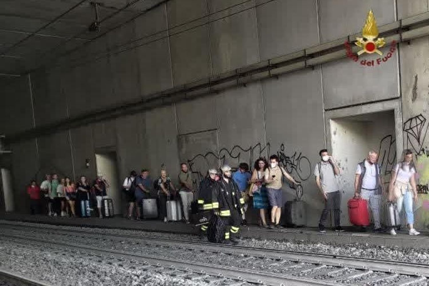 I passeggeri del treno AV di Trenitalia sgomberati dal convoglio fermo in una galleria a Roma