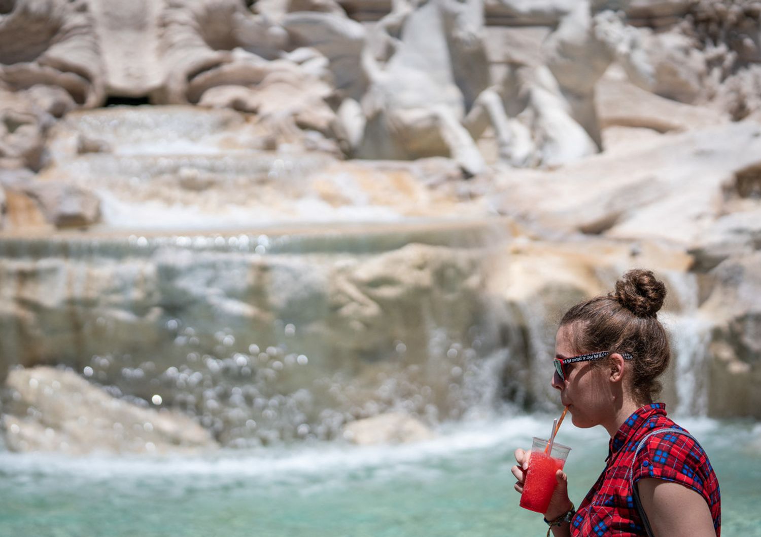 Una ragazza mangia una granita a Fontana di Trevi
