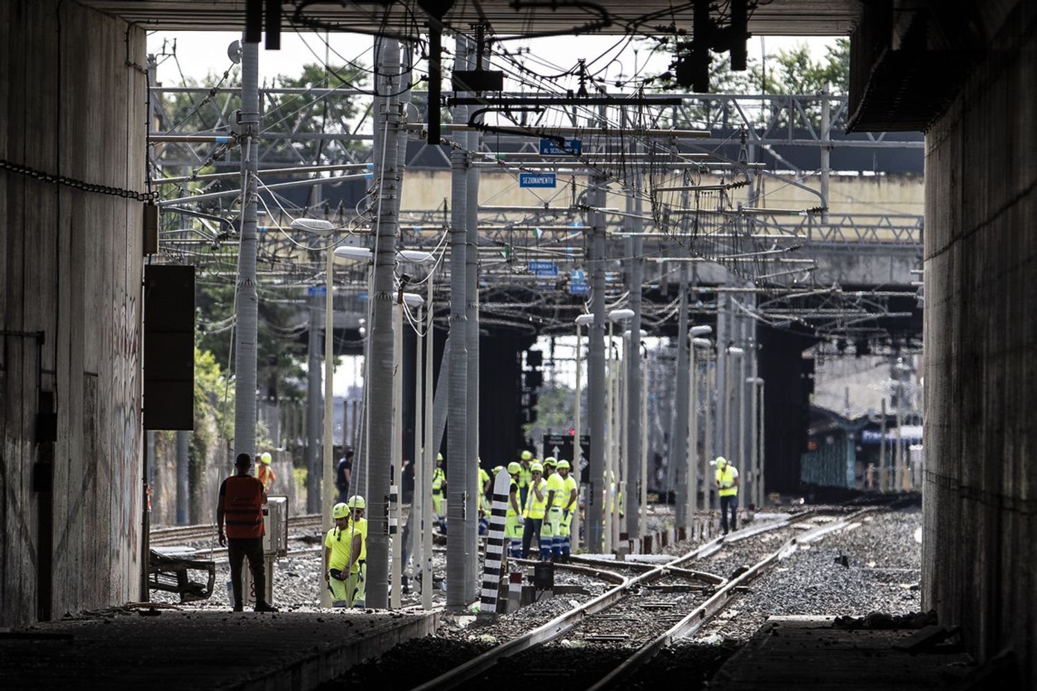 I rilievi dei tecnici delle ferrovie nel luogo del deragliamento del Frecciarossa