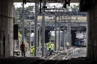 I rilievi dei tecnici delle ferrovie nel luogo del deragliamento del Frecciarossa
