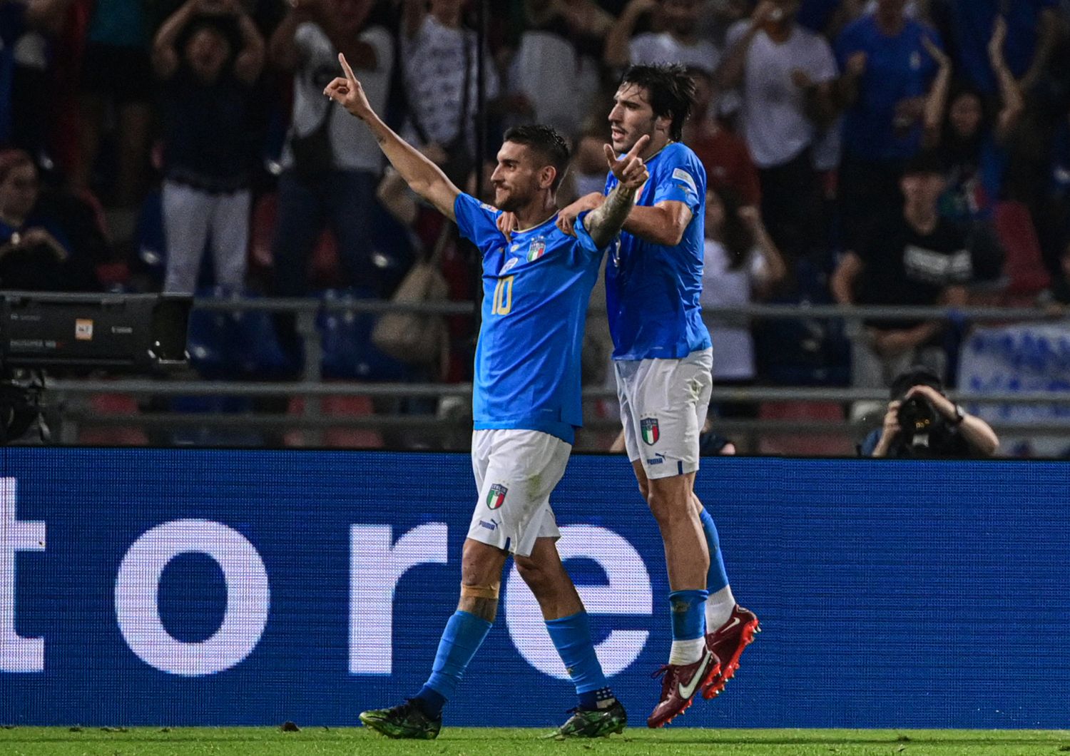 Lorenzo Pellegrini esulta dopo aver segnato il gol del momentaneo 1-0