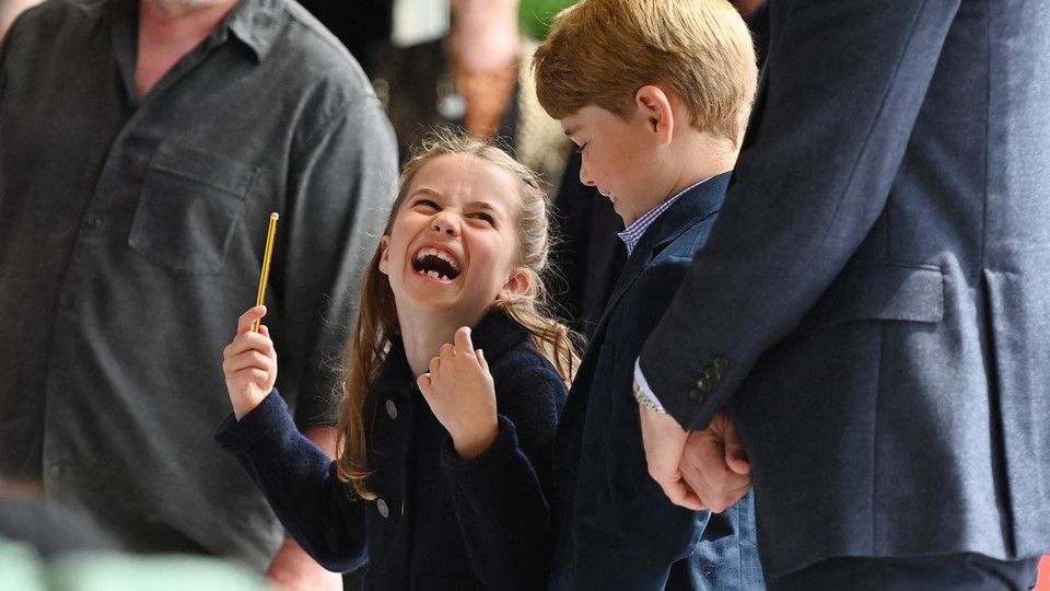 La principessa Charlotte divertita da uno scherzo del fratello maggiore, il principe George