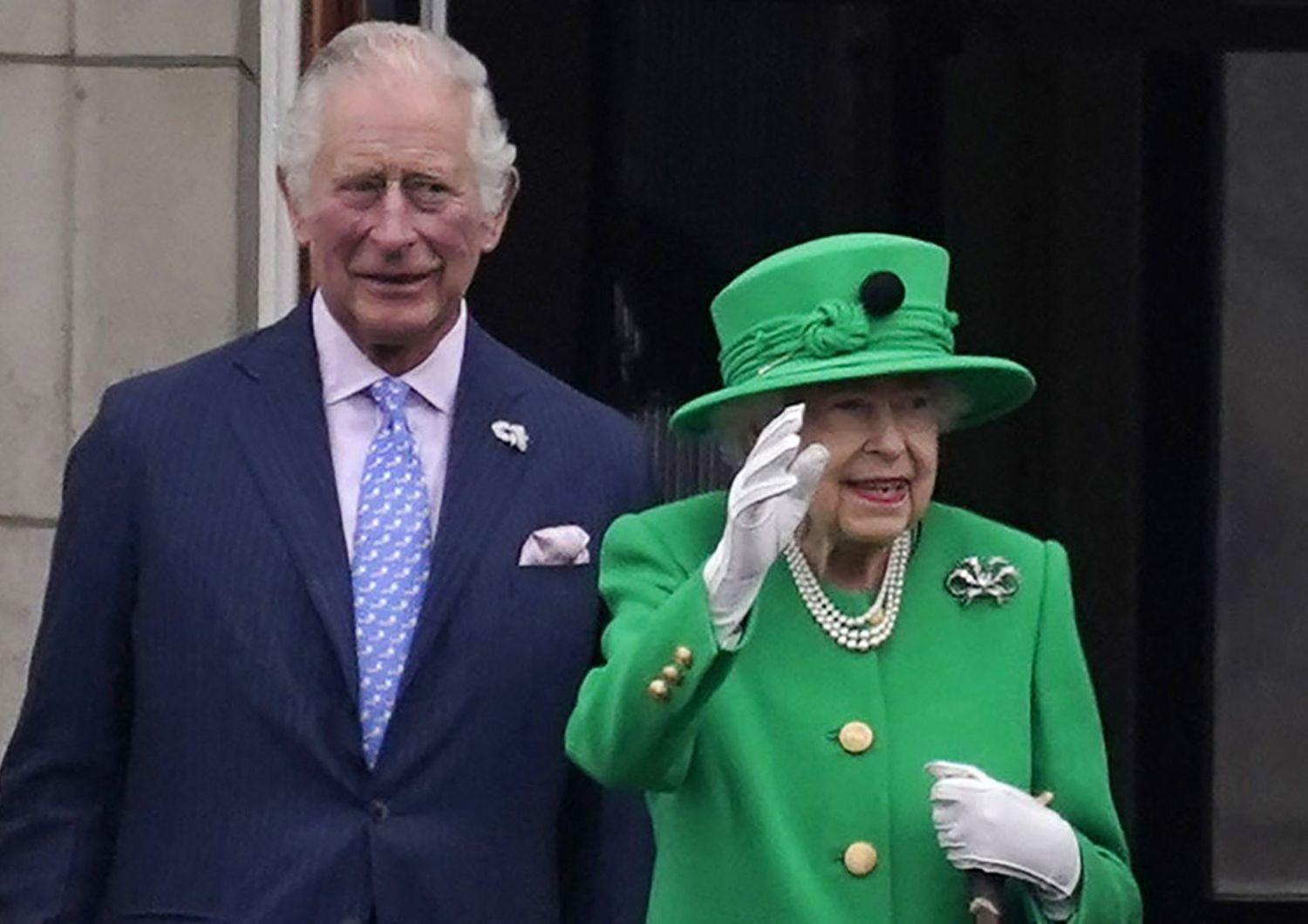 La regina Elisabetta II saluta i sudditi con al fianco il principe Carlo