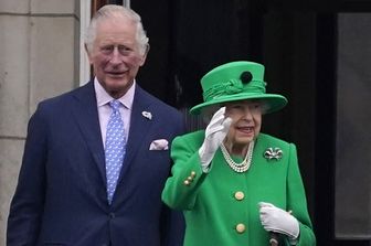 La regina Elisabetta II saluta i sudditi con al fianco il principe Carlo