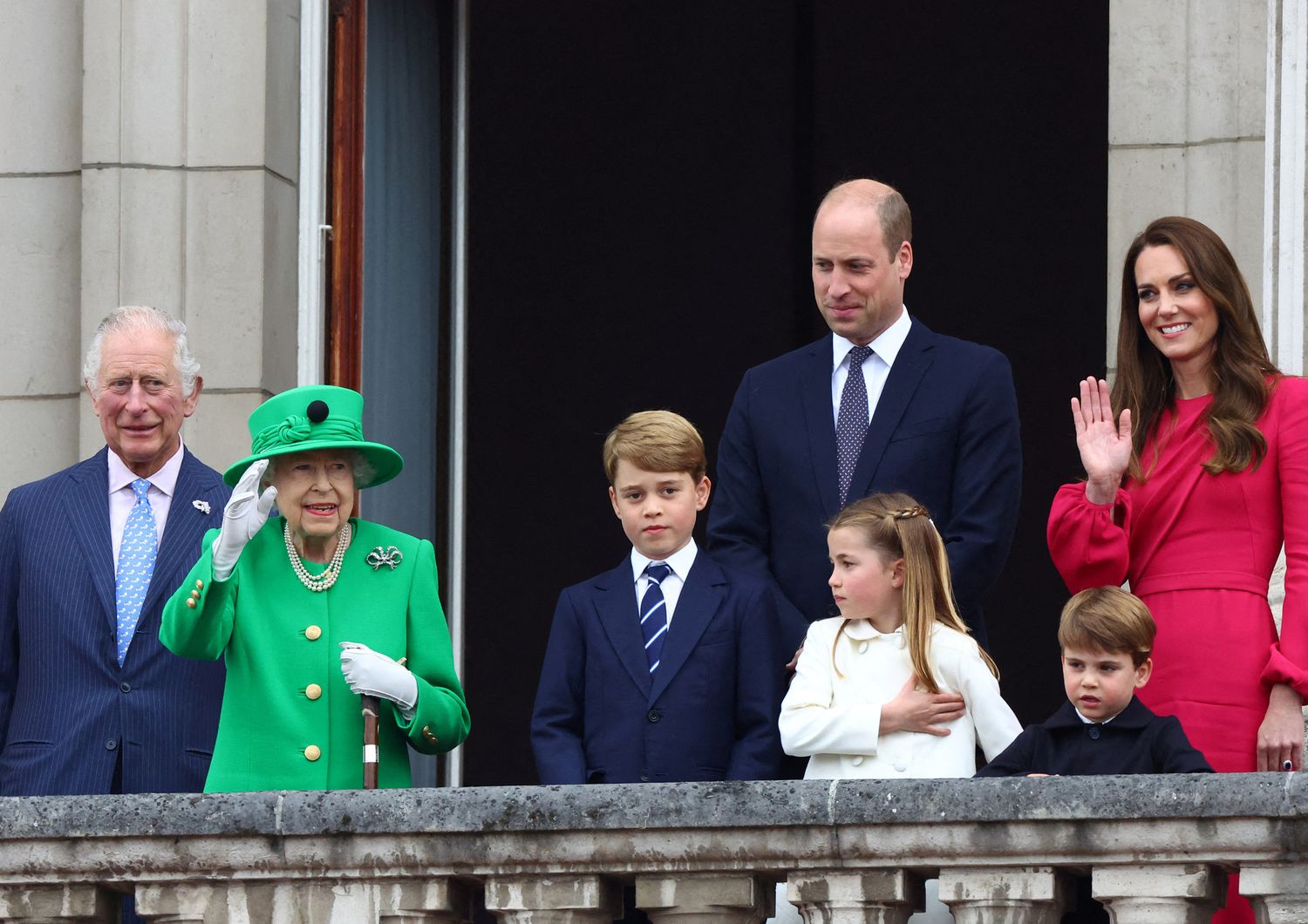 Elisabetta II e la famiglia reale sul balcone di Buckingham Palace per la chiusura del Giubileo di Platino