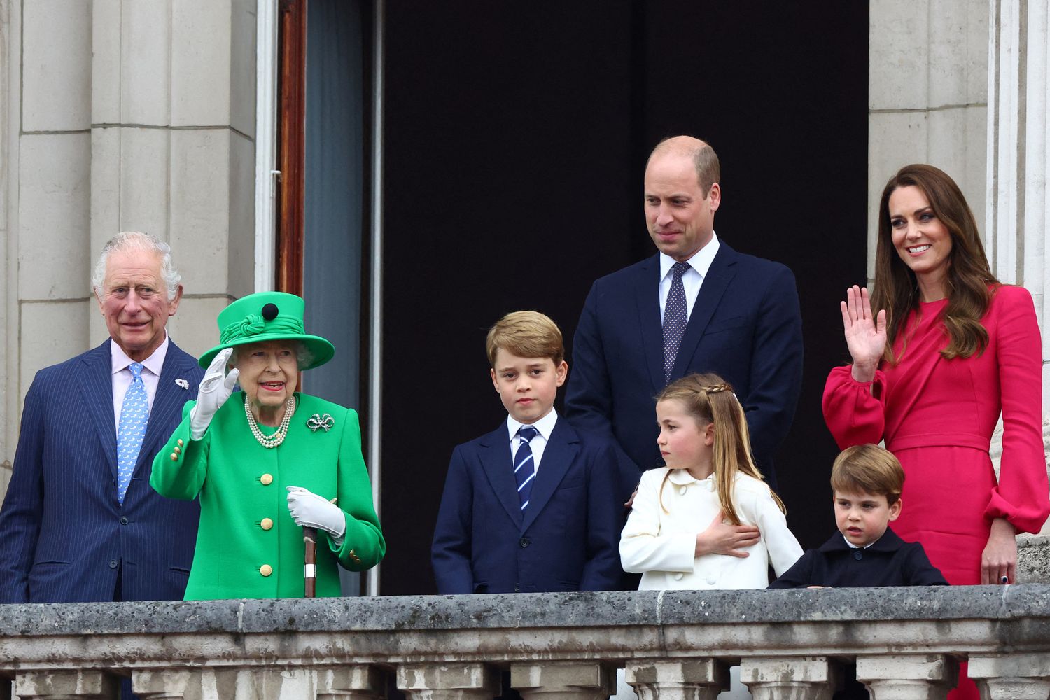 Elisabetta II e la famiglia reale sul balcone di Buckingham Palace per la chiusura del Giubileo di Platino