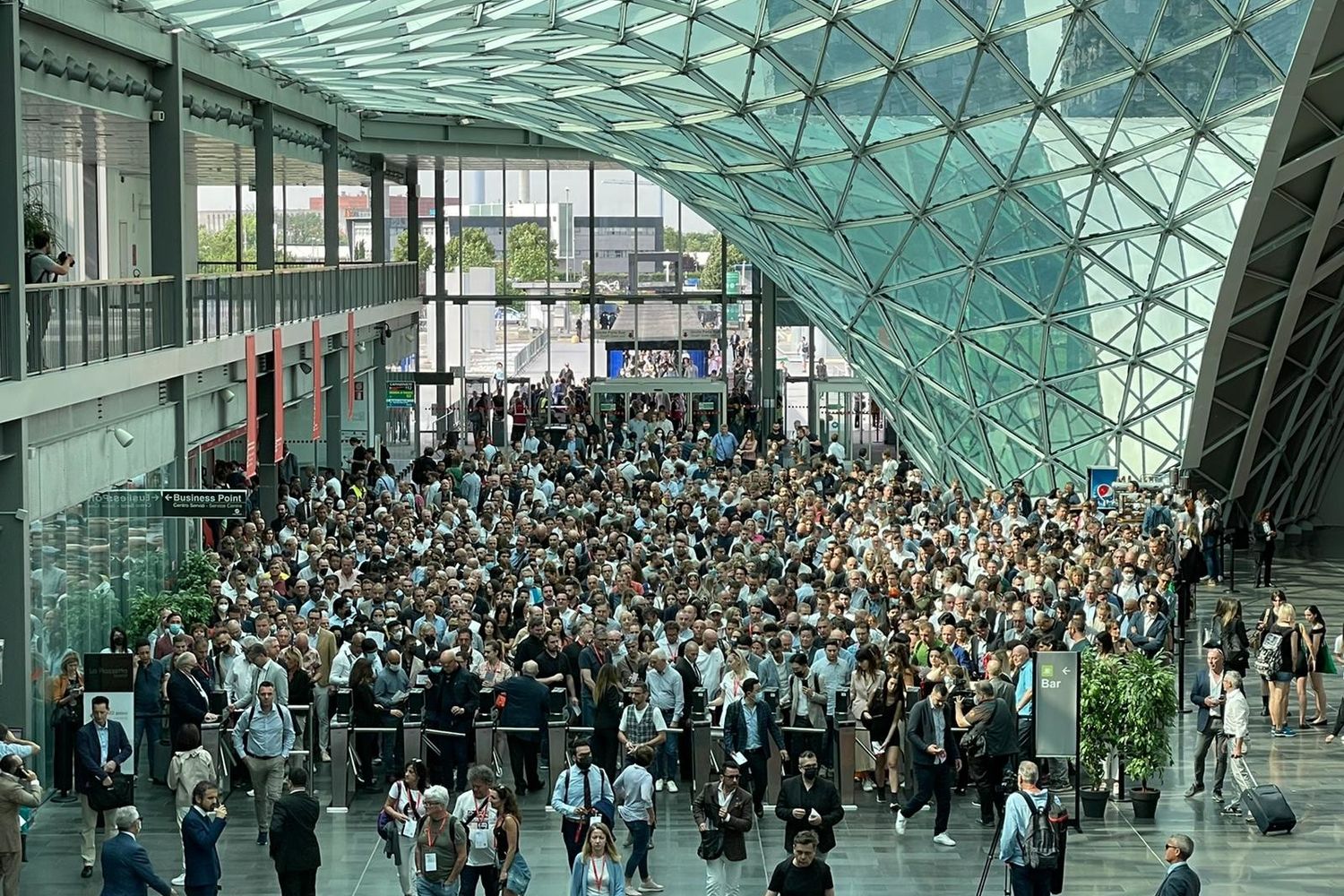 Folla per entrare al Salone del Mobile