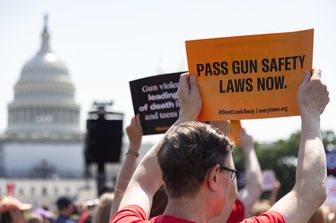 Una manifestazione davanti al Congresso per il controllo delle armi