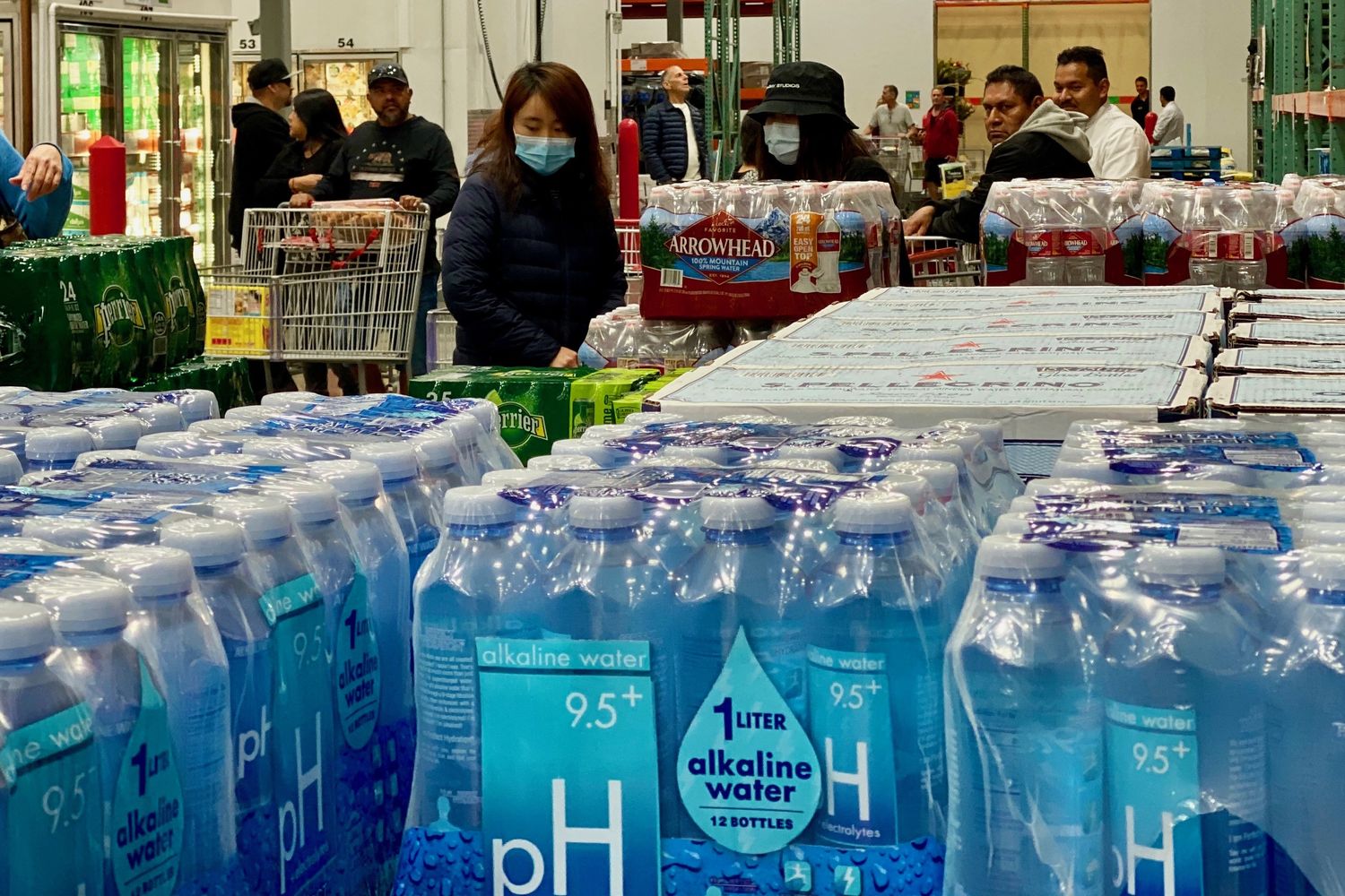 Confezioni d'acqua in un supermercato