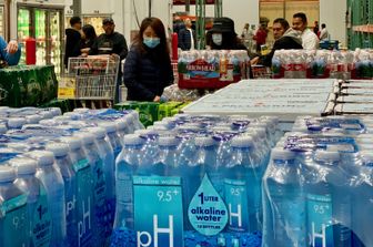Confezioni d'acqua in un supermercato