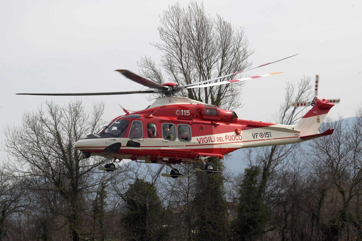 Un elicottero dei vigili del fuoco&nbsp;