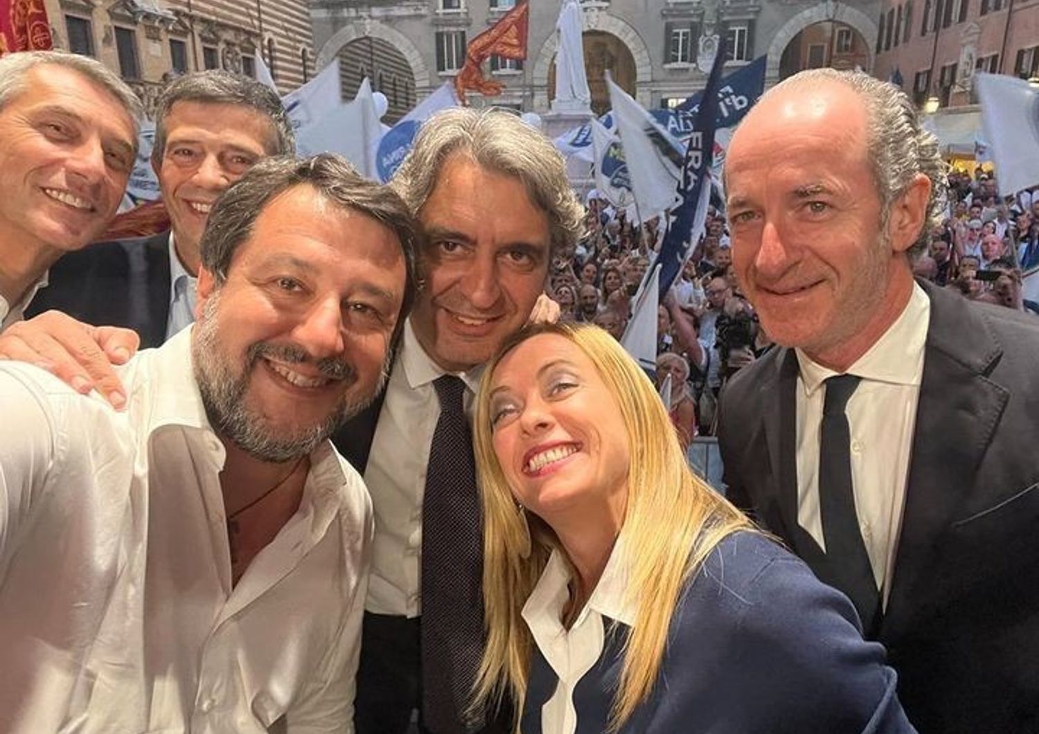 Il selfie a Verona con Matteo Salvini e Giorgia Meloni&nbsp;