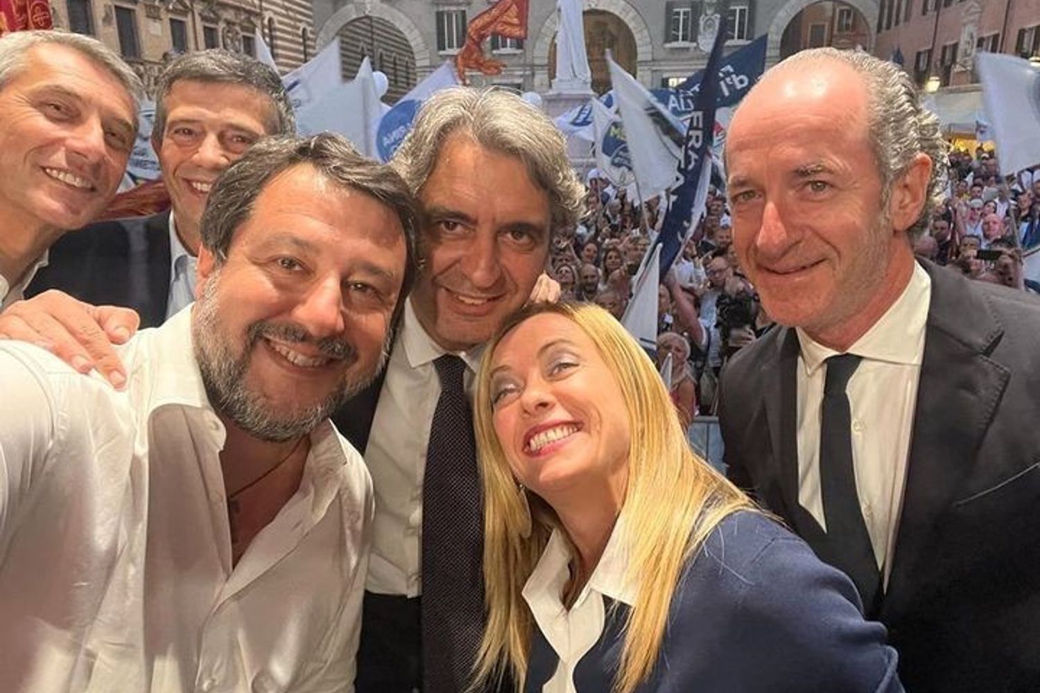 Il selfie a Verona con Matteo Salvini e Giorgia Meloni&nbsp;
