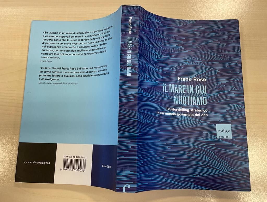 Copertina di 'Il mare in cui nuotiamo' di Frank Rose (Codice Edizioni)