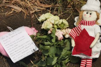 Il biglietto lasciato sul luogo in cui &egrave; stato trovato il corpo della piccola Elena