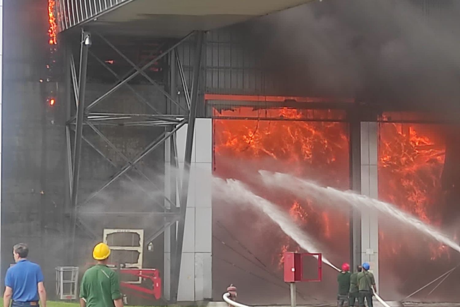 Le fiamme nel centro di trattamento rifiuti di Malagrotta&nbsp;