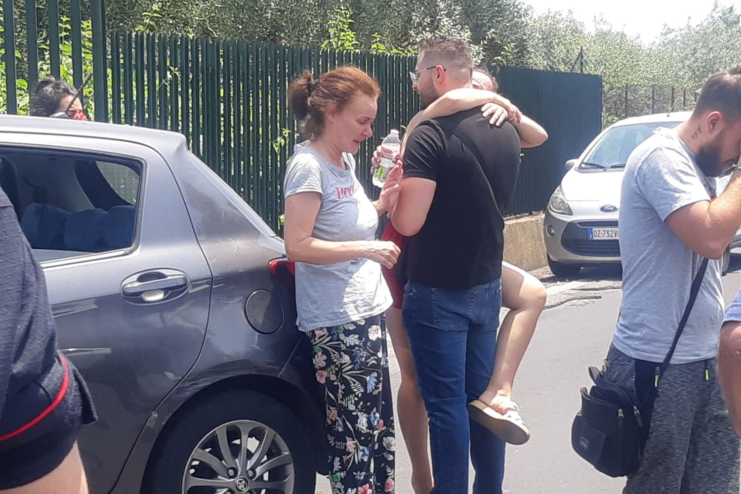 Alessandro Del Pozzo, il padre della piccola Elena, con la nonna e la zia della bambina