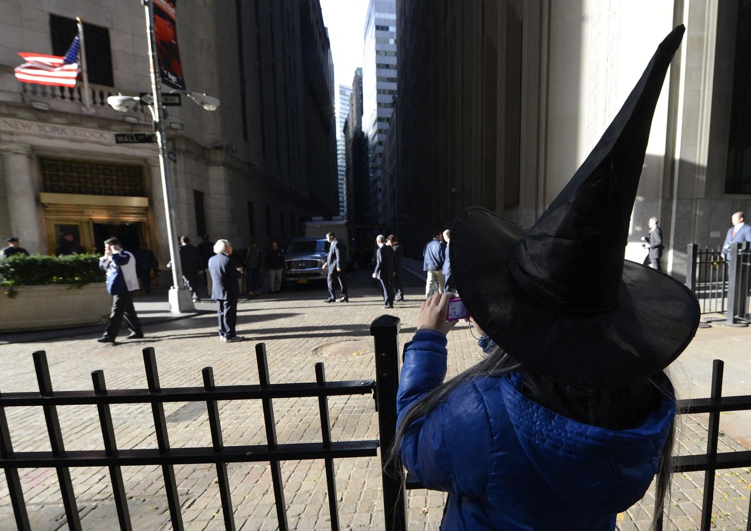 Una bambina vestita da strega davanti alla borsa di New York