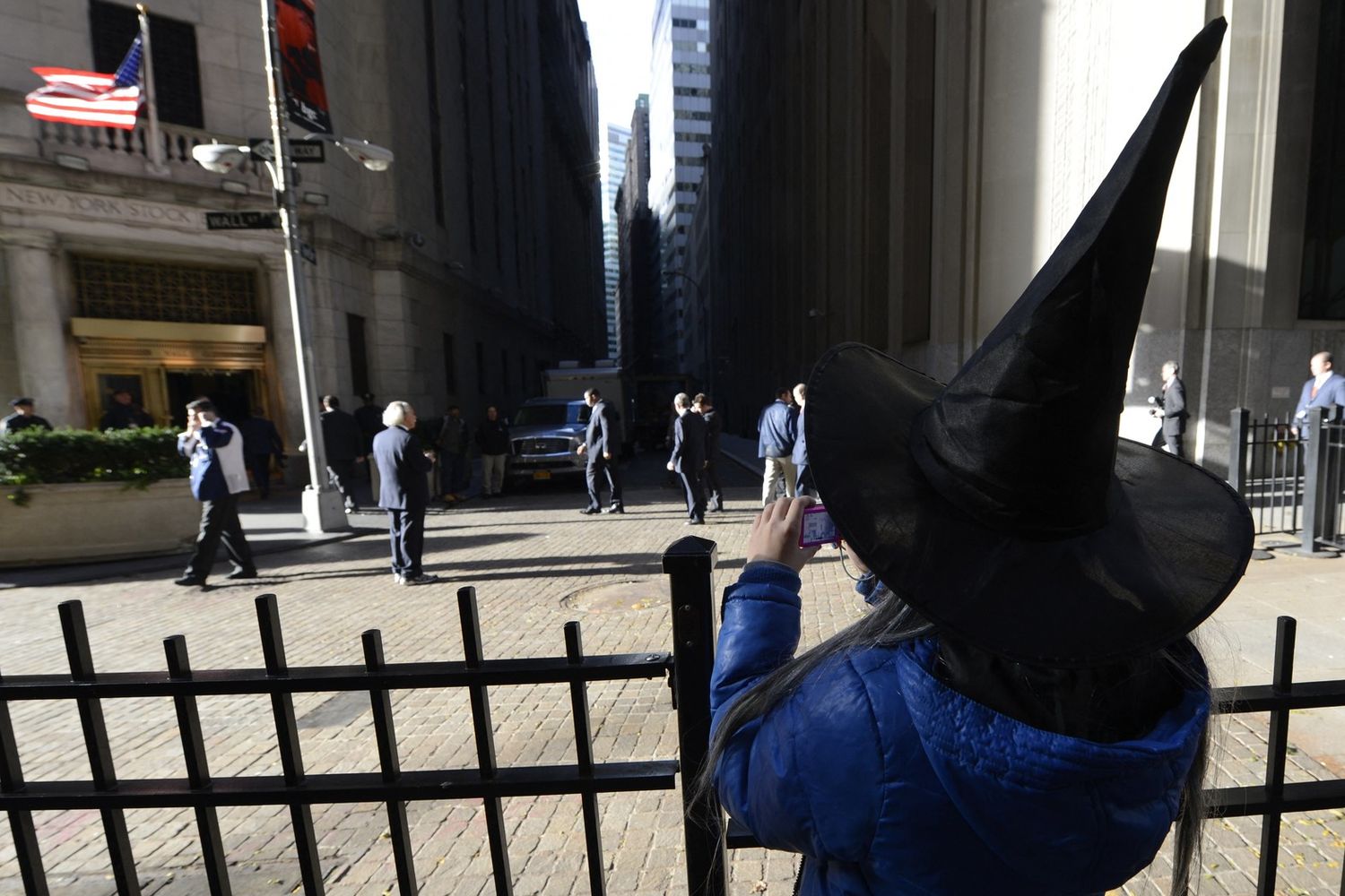 Una bambina vestita da strega davanti alla borsa di New York