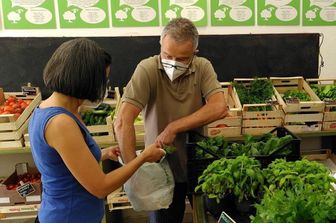 La spesa nell'emporio della food coop di Cagliari
