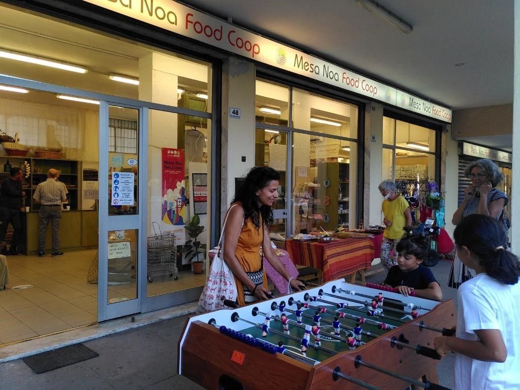 Partita a biliardino fuori dall'emporio di Cagliari