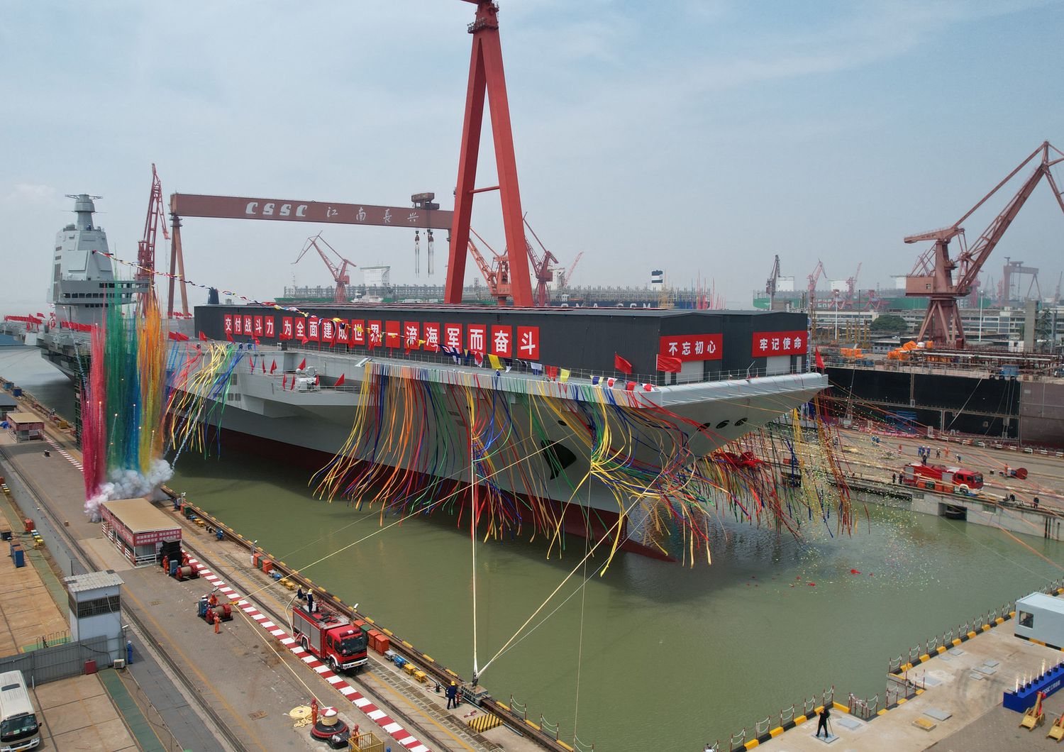 Il varo della portaerei cinese Fujian