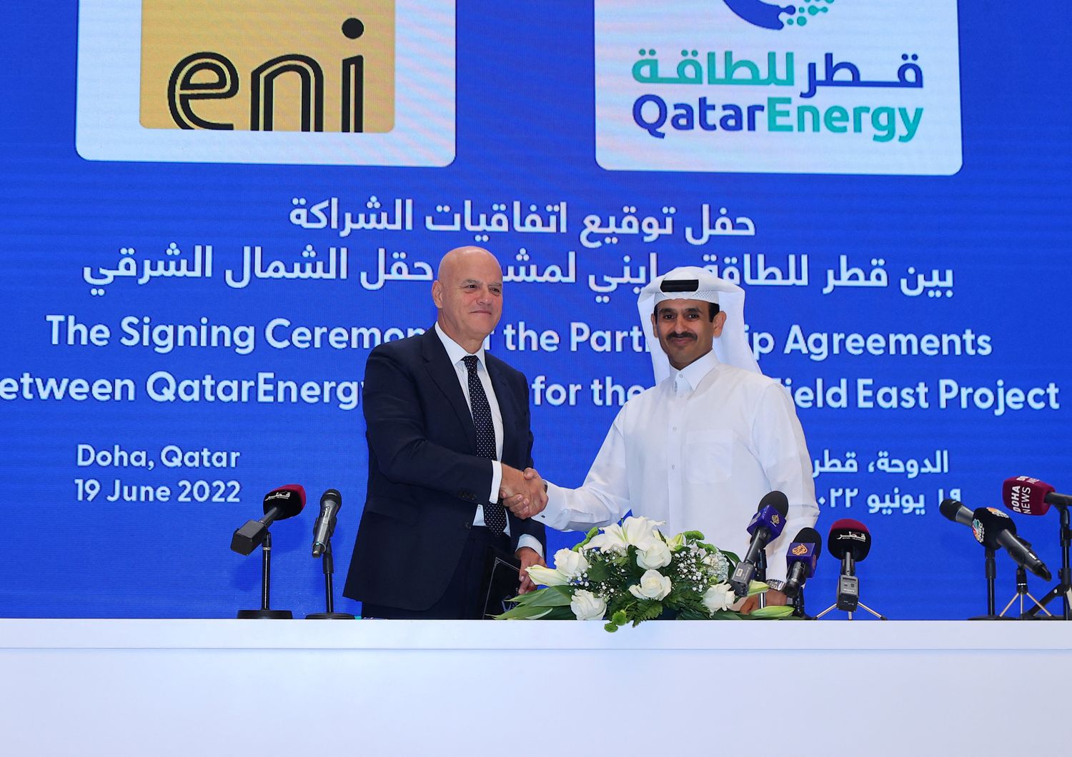 L'ad di Eni, Claudio Descalzi, con il ministro dlel'energia e ad di&nbsp;QatarEnergy Saad Sherida al-Kaabi