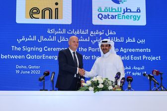 L'ad di Eni, Claudio Descalzi, con il ministro dlel'energia e ad di&nbsp;QatarEnergy Saad Sherida al-Kaabi