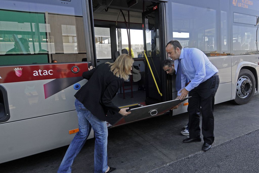 Scivolo per l'ingresso sui mezzi pubblici delle persone con disabilit&agrave;