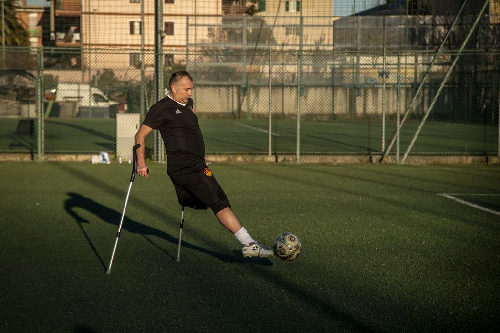 Allenamenti di una squadra di calcio composta da giocatori che hanno perso un arto&nbsp;