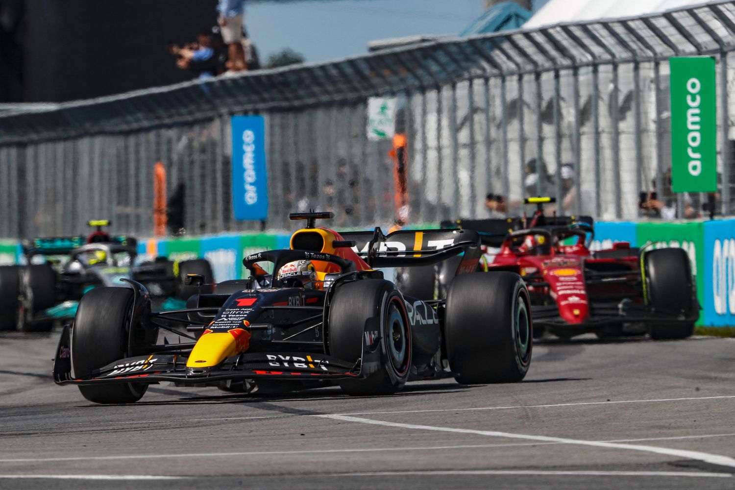 Max Verstappen tallonato da Carlos Sainz