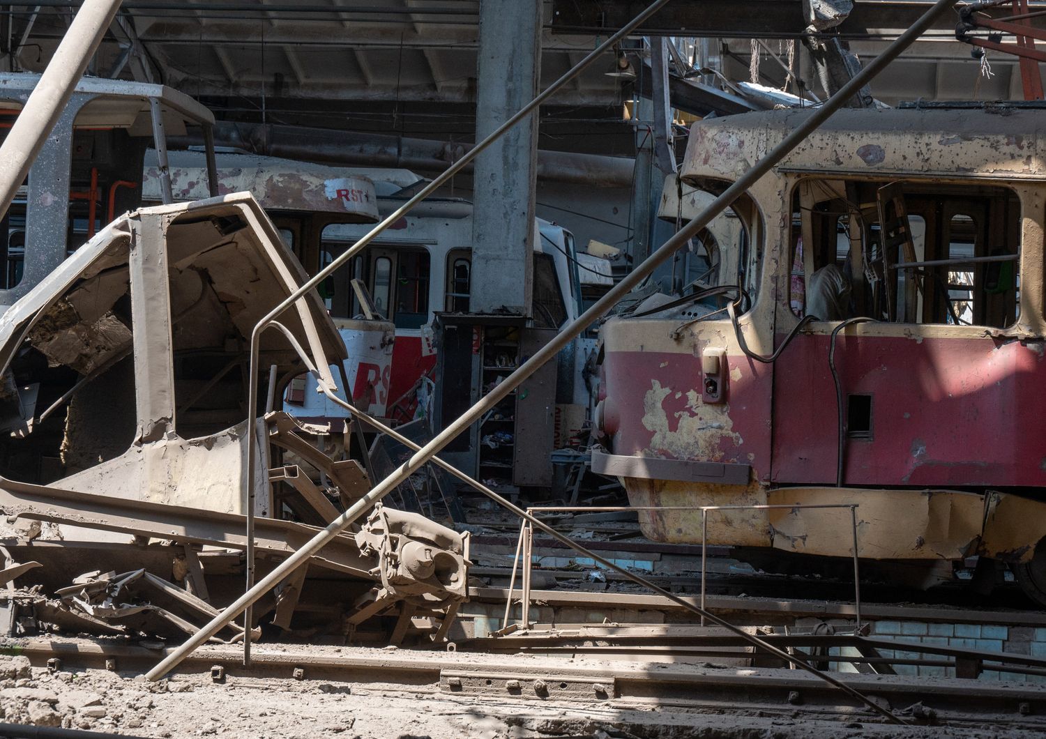 Un tram bombardato a Kharkiv